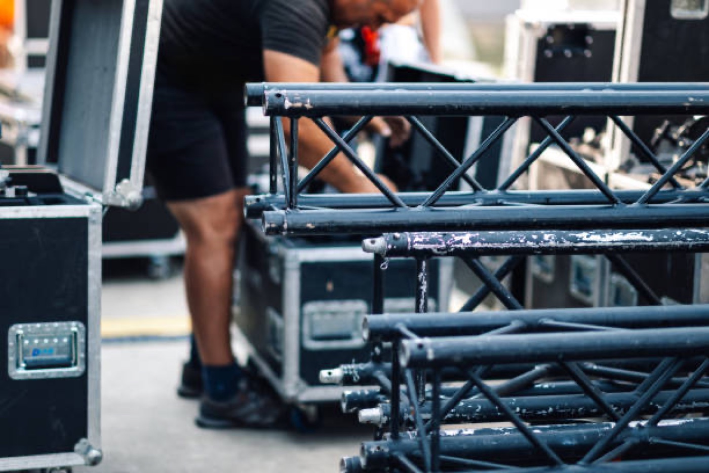 Tross och flight cases inför uppsättning av företagsevent